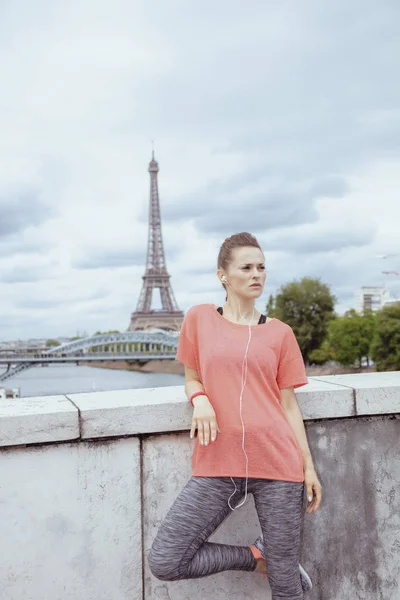 Mujer deportiva saludable escuchando música con auriculares — Foto de Stock