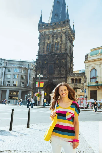 Individuele reiziger vrouw in de buurt van de Kruittoren in Praag — Stockfoto