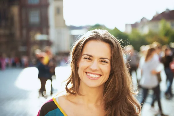 Vrouw wandelaar in oude stadsplein in Praag, Tsjechië — Stockfoto