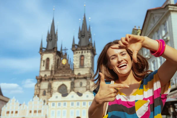 Gelukkig toeristische vrouw tussen handen in Praag, Tsjechië — Stockfoto