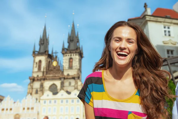 Gelukkig jonge reiziger vrouw stond in Praag, Tsjechië — Stockfoto