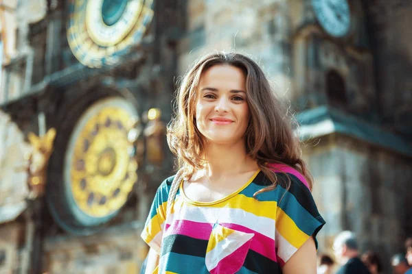 Sorridente jovem caminhante explorando atrações — Fotografia de Stock