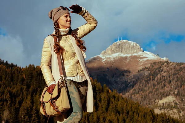 Žena cestovatelů v Alto Adige, Itálie při pohledu do dálky — Stock fotografie