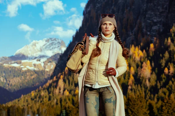 Turistické žena proti horskou scenérii při pohledu do dálky — Stock fotografie