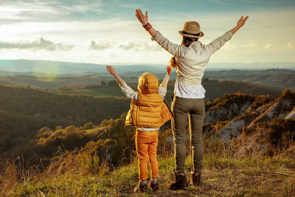 En forme mère et enfant voyageurs se réjouissant — Photo