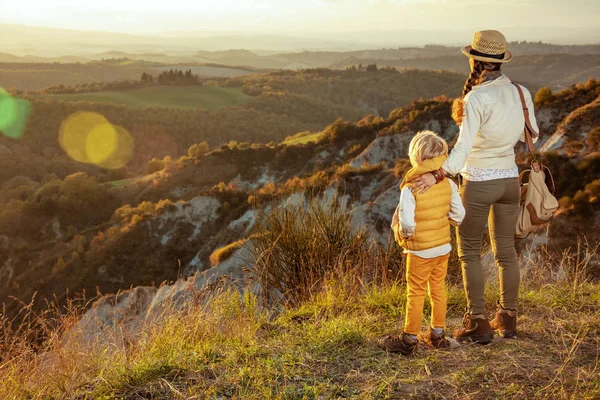 Turistas mãe e criança na Toscana olhando para a distância — Fotografia de Stock