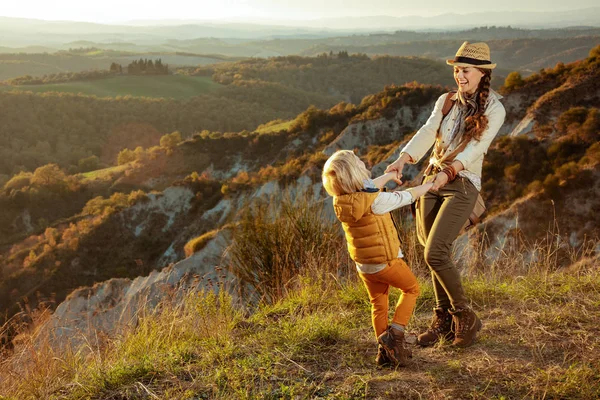 Feliz caber mãe e criança turistas se divertindo — Fotografia de Stock