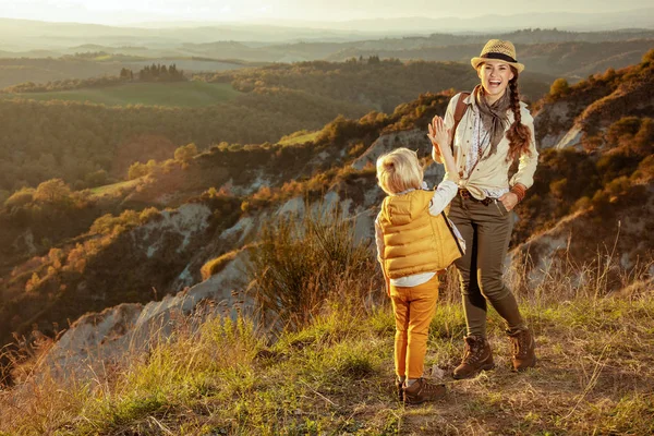 Caminhantes mãe e criança na Toscana caminhada de verão alta cinco — Fotografia de Stock