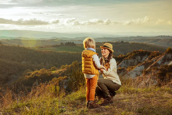 Sonriente madre moderna y el niño en verano Toscana ruta jugando —  Fotos de Stock