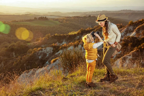 Feliz caber mãe e filha turistas brincando com binóculos — Fotografia de Stock