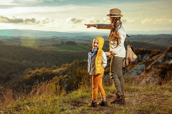 Lykkelige reisende mor og datter som peker på noe – stockfoto