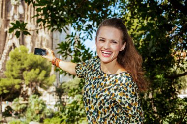 Barselona da kamera ile fotoğraf çekme gülümseyen kadın