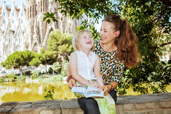 Mother and daughter travellers listening to an audio guide — Stock Photo, Image