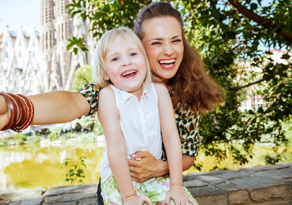 Mère et enfant contre La Sagrada Familia prenant selfie — Photo