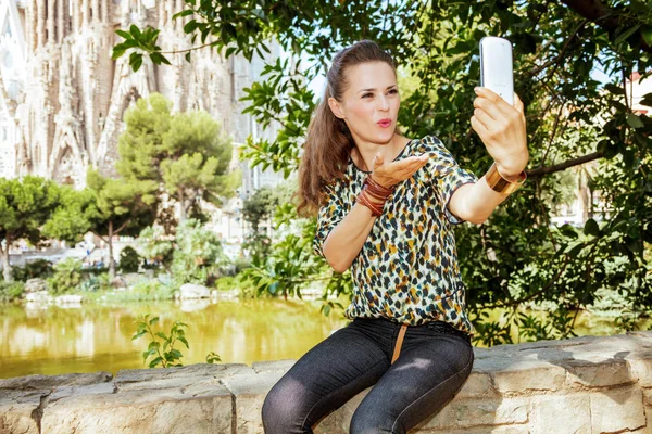 Glücklich stylische Touristin macht Selfie mit Handy — Stockfoto