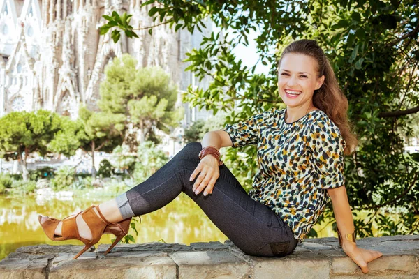 Viaggiatore donna contro La Sagrada Familia seduta sul parapetto — Foto Stock