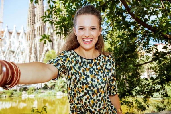 Sorrindo viajante mulher em Barcelona, Espanha levando selfie — Fotografia de Stock