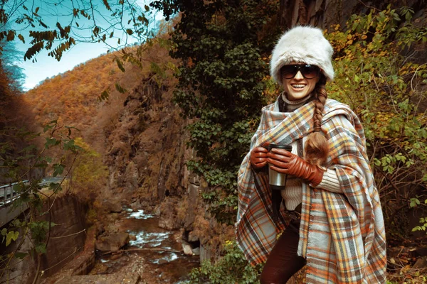 Mulher viajante feliz com caneca térmica de viagem de aço inoxidável — Fotografia de Stock