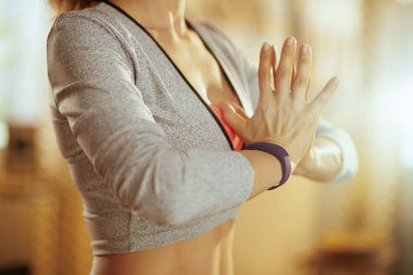 Closeup yoga yaparken etkin kadının ellerinde