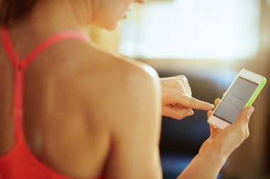 Portre ile uygun kadının elinde uygun app akıllı telefon ekranında
