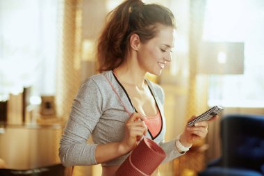 Smartphone kullanarak Internet üzerinde koçluk kadın fitness spor
