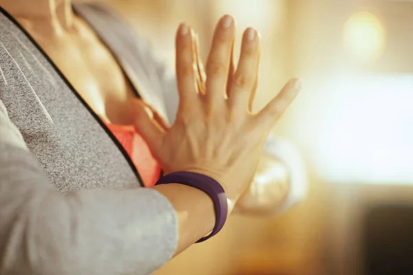 Крупним планом на руках фітнес-леді робить йогу — стокове фото