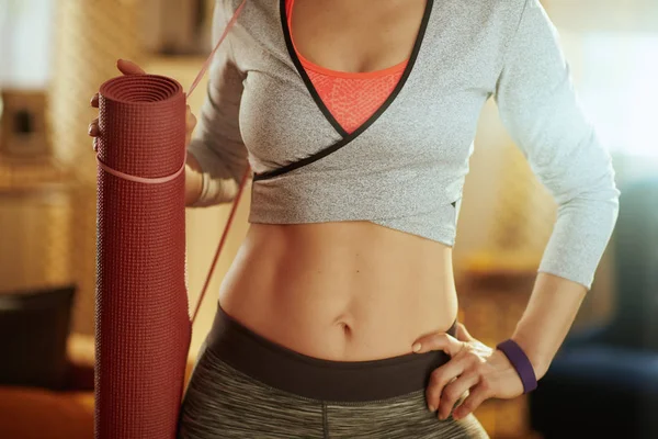Close-up op fitness mat in hand van fitness vrouw moderne thuis — Stockfoto