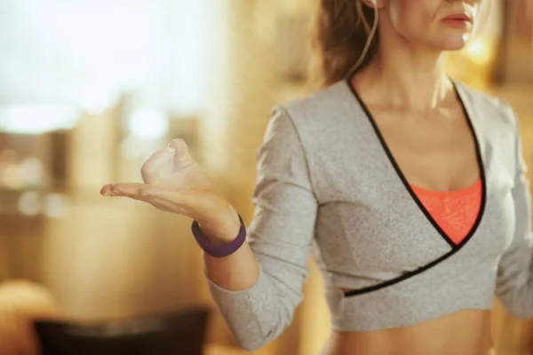 Primer plano en las manos de una mujer activa haciendo yoga en el hogar moderno —  Fotos de Stock