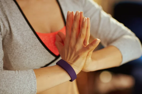 Primer plano de las manos de una mujer sana haciendo yoga en la casa moderna —  Fotos de Stock