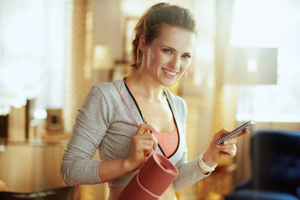 Mulher de esportes usando aplicativo de fitness online no smartphone — Fotografia de Stock