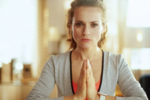 Mujer joven relajada en casa moderna meditando —  Fotos de Stock