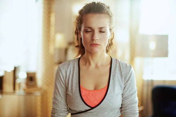 Relajado saludable mujer de deportes en casa moderna meditando — Foto de Stock