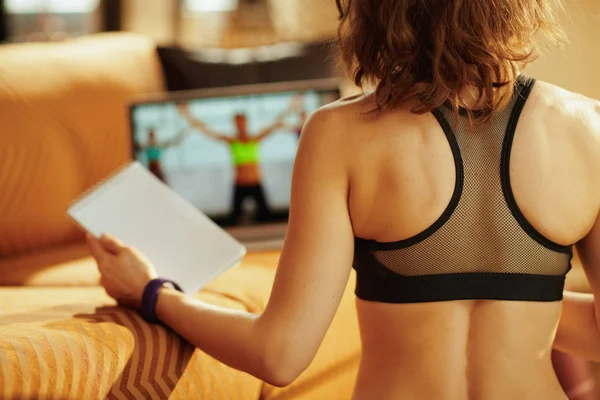 Defteri Kalem Laptop Modern Evde Online Fitness Eğitim Programı Kullanırken — Stok fotoğraf