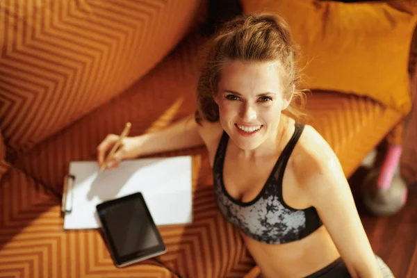 Γυναίκα Ευτυχισμένη Ενεργό Αθλητισμό Στα Ρούχα Γυμναστικής Πρόχειρο Και Στυλό — Φωτογραφία Αρχείου