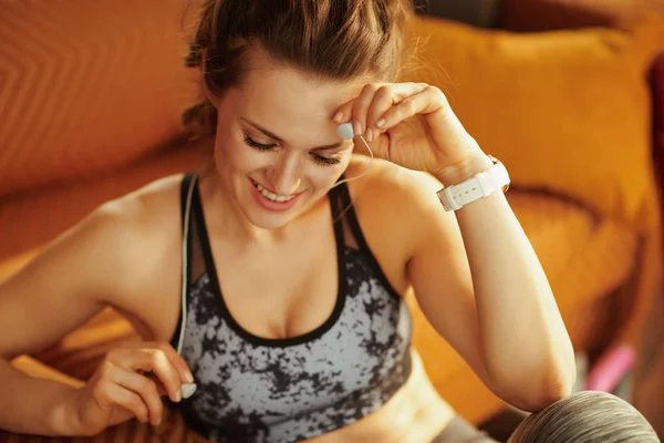 Mujer Sana Feliz Ropa Deportiva Con Auriculares Hogar Moderno —  Fotos de Stock