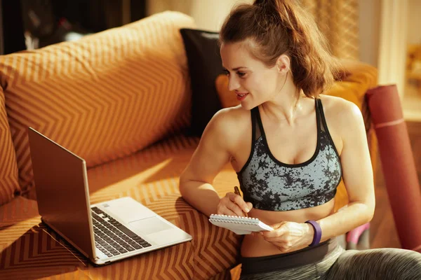 Actieve Sporten Vrouw Fitness Kleren Met Kladblok Pen Die Aantekeningen — Stockfoto