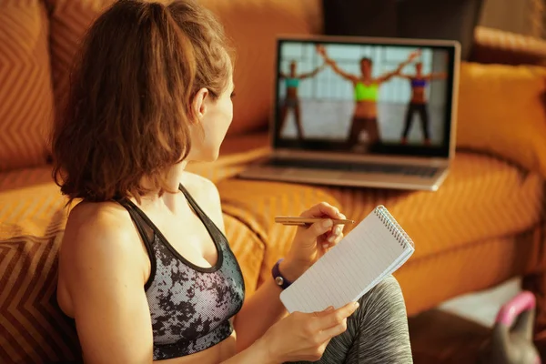 Von Hinten Gesehen Fitte Sportlerin Fitnessbekleidung Mit Notizblock Und Stift — Stockfoto