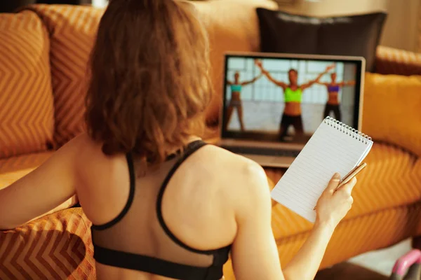 Gezien Achter Jonge Vrouw Fitness Kleren Met Kladblok Pen Het — Stockfoto