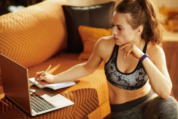 Fitness Ruha Illeszkedik Naplója Toll Beírnak Modern Házban Laptop Online — Stock Fotó