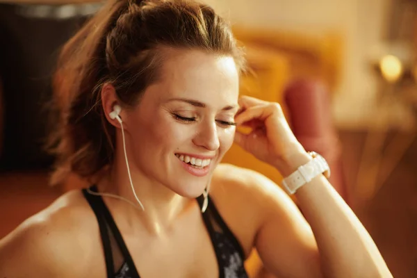 Mujer Joven Feliz Ropa Fitness Escuchando Música Con Auriculares Hogar —  Fotos de Stock