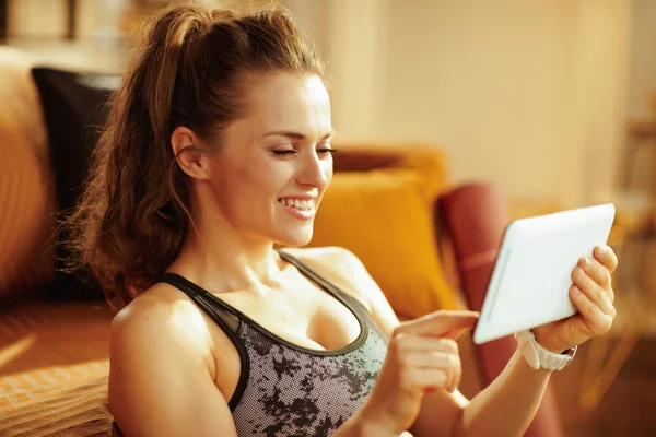 Sorrindo Mulher Ativa Roupas Esportivas Casa Moderna Assistindo Tutorial Fitness — Fotografia de Stock