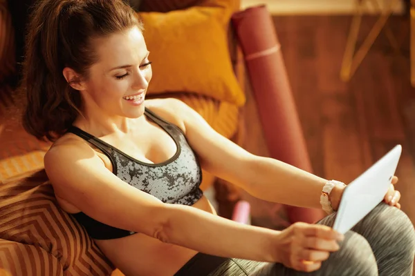 Happy Fit Sport Vrouw Fitness Kleding Aan Modern Huis Met — Stockfoto
