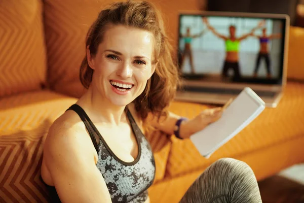 Gelukkig Actieve Vrouw Fitness Kleren Met Kladblok Pen Het Maken — Stockfoto