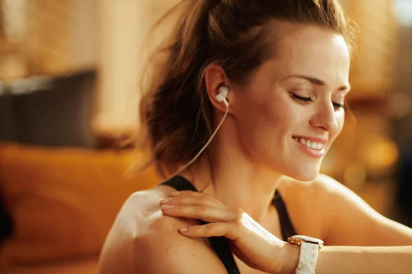 Uśmiechnięta Kobieta Active Sport Odzież Sportową Słuchanie Muzyki Przez Słuchawki — Zdjęcie stockowe