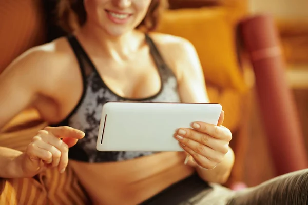 Portre Üzerinde Genç Kadın Fitness Eğitsel Bir Internet Tablet Üzerinden — Stok fotoğraf
