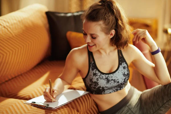 Mujer Forma Feliz Ropa Deportiva Con Portapapeles Bolígrafo Escribiendo Objetivos — Foto de Stock