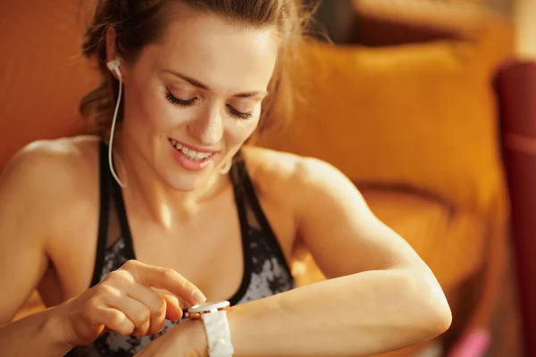 Mujer Sana Feliz Ropa Deportiva Sala Estar Moderna Usando Reloj —  Fotos de Stock