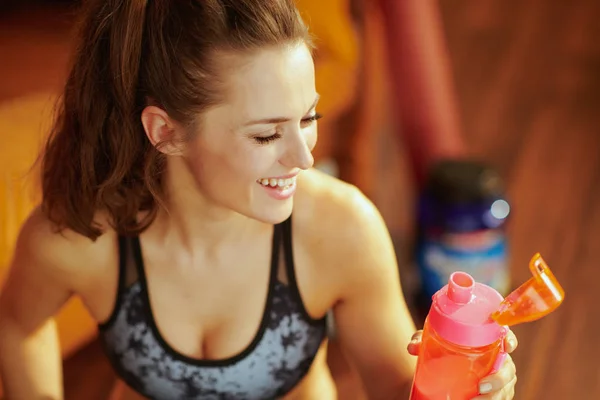 Sonriente Mujer Deportiva Activa Ropa Fitness Con Agitador Con Suplementos —  Fotos de Stock