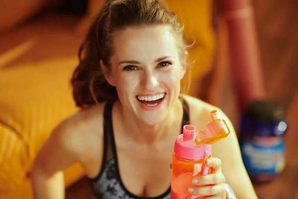 Porträt Einer Lächelnden Gesunden Sportlerin Sportkleidung Mit Shaker Mit Fitnessergänzungen — Stockfoto