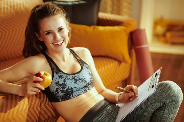 Portret Van Lachende Actieve Vrouw Fitness Kleding Met Een Apple — Stockfoto